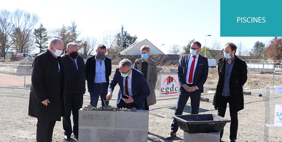 Pose de la première pierre du  futur centre aquatique de Longué-Jumelles