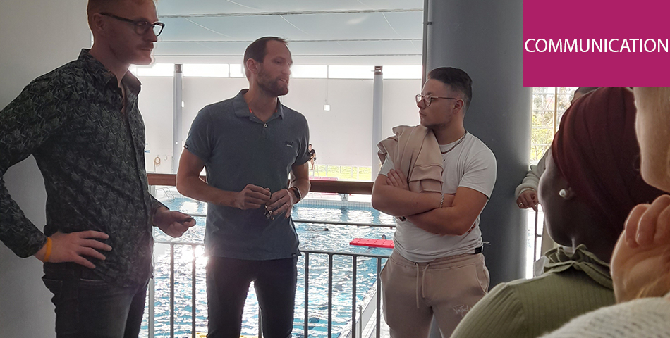 Les jeunes de la Mission Locale du Saumurois en visite à la piscine du Val de Thouet