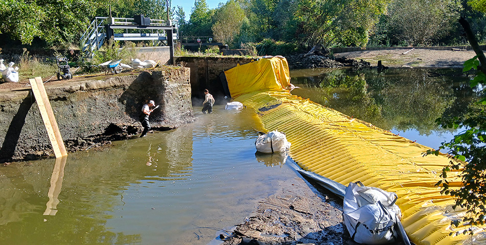 Travaux de réparation de fuites sur la chaussée du barrage de la Salle à Montreuil-Bellay