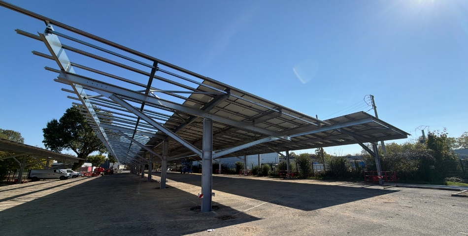 Un parking &eacute;quip&eacute; d&rsquo;ombri&egrave;res photovolta&iuml;ques en construction